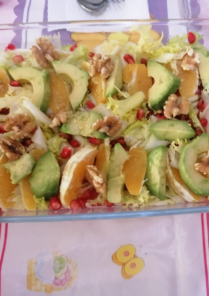 Una foto de Ensalada de naranja, nueces, aguacate y granada