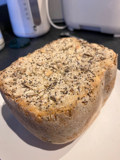 Foto principal de Pan de semillas y pipas en panificadora