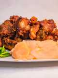 แหนม ซี่โครงหมูทอด อาหารไทยรสเปรี้ยว กลิ่นหอมรัญจวน
