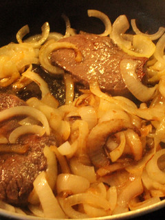 Una foto de Fideos con pesto y churrascos encebollados