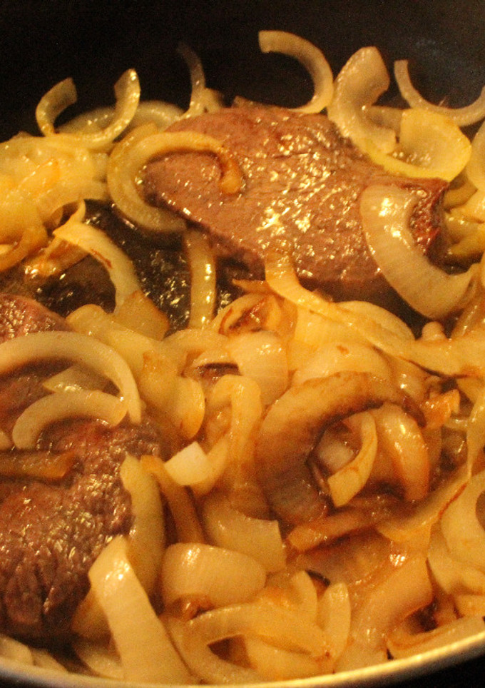 Una foto de Fideos con pesto y churrascos encebollados
