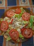 Ensalada de estación con lomitos de atún en aceite