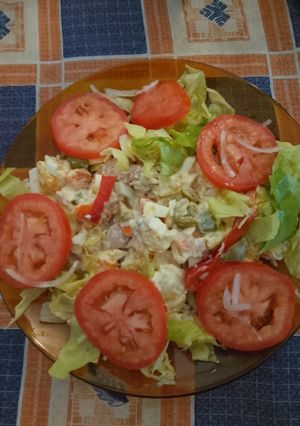 Una foto de Ensalada de estación con lomitos de atún en aceite