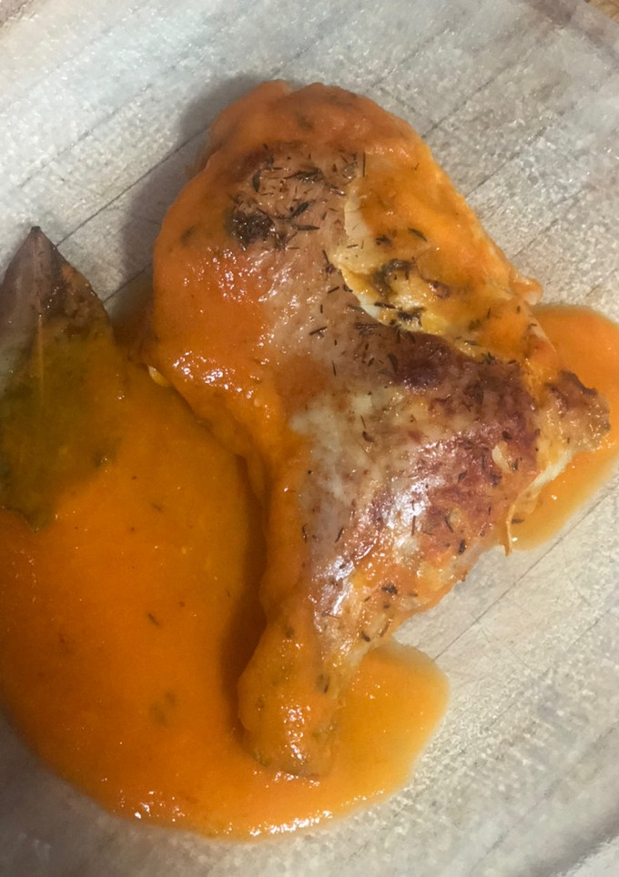 Una foto de Muslos de pollo en salsa a la criolla