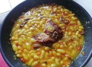 Foto principal de Judías blancas con sofrito de verduras, confit de pato y foie