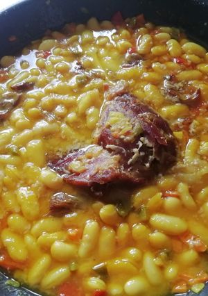 Una foto de Judías blancas con sofrito de verduras, confit de pato y foie