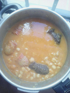 Una foto de Potaje de garbanzos y habichuelas con chorizo y morcilla