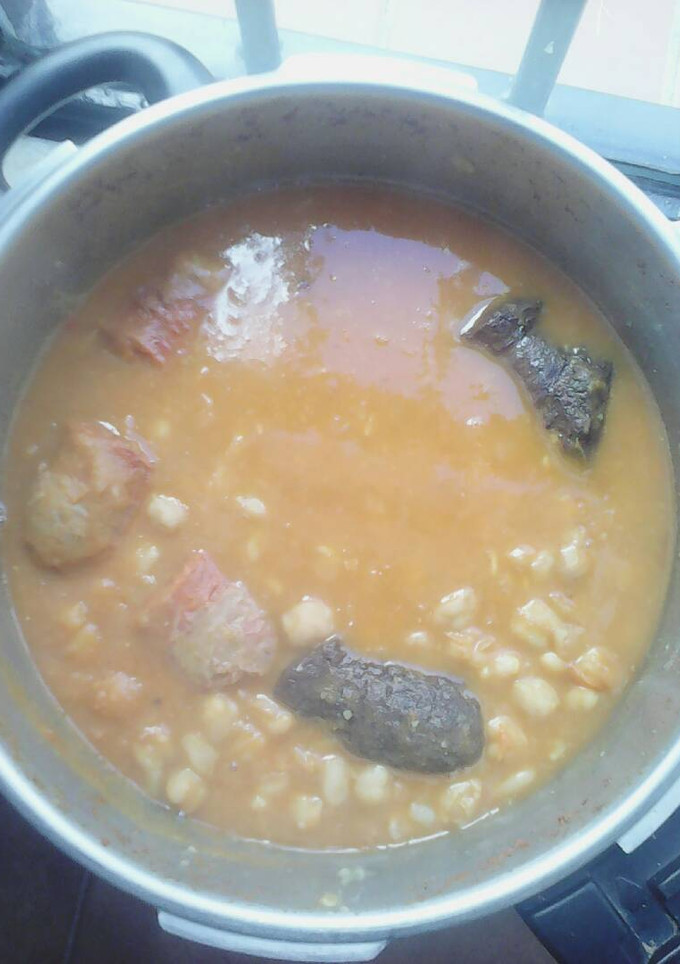 Una foto de Potaje de garbanzos y habichuelas con chorizo y morcilla