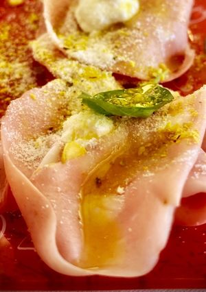 Una foto de Aperitivo de Mortadella de Bologna con tres tipos de queso