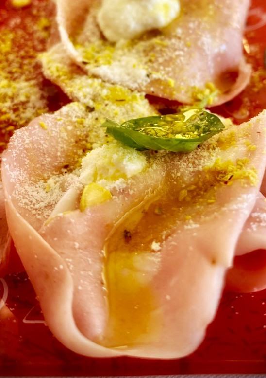 Una foto de Aperitivo de Mortadella de Bologna con tres tipos de queso