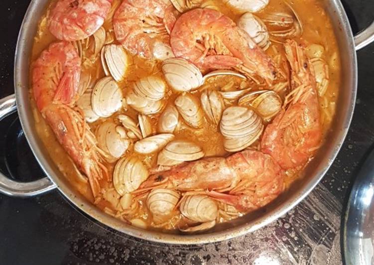 Almejas a la marinera con gambón