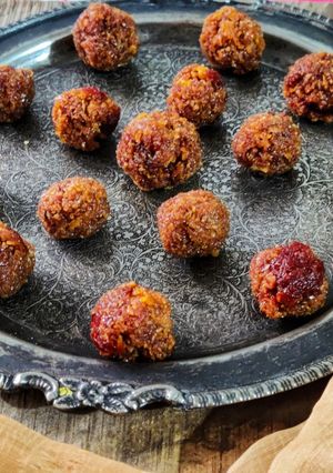 A picture of Chotu nariyal ladoos (mini coconut Ladoo).