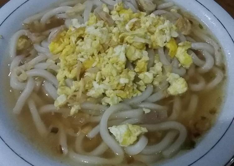 Mie udon kuah ayam bawang