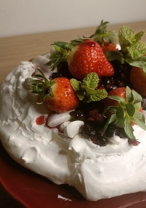 Une photo de 🍓Meringue Fraise Chantilly Coco Vanille