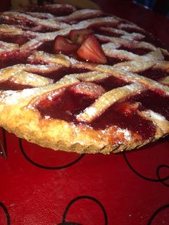 Una foto de Pasta frola de mermelada de frutilla🍓🍓🍓