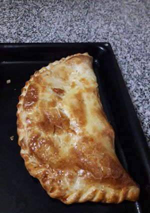 Una foto de Tarta de jamón y queso con huevo duro y tomate.....
