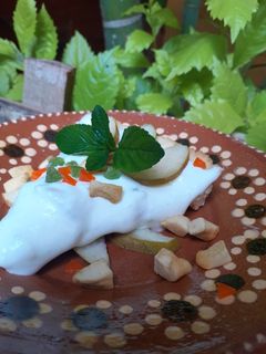 Una foto de Tarta fría con una crema de pera criolla 🍐
