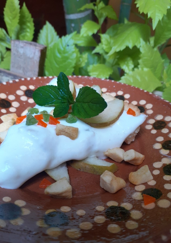 Una foto de Tarta fría con una crema de pera criolla 🍐