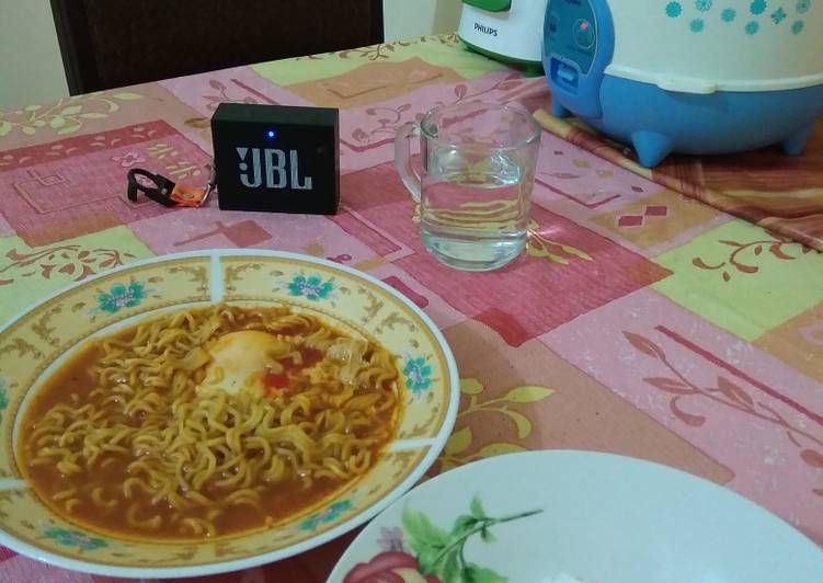 Indomie Kari Ayam Ceplok Telur Separoh Masak