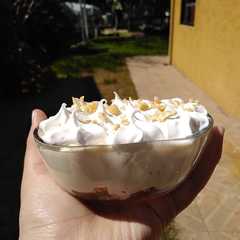 Una foto de Mousse estilo Pie de limón✨ con galleta