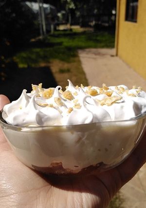 Una foto de Mousse estilo Pie de limón✨ con galleta