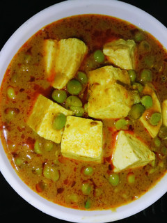 A picture of Matar Paneer.