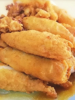 Una foto de Calamares empanados y fritos, rellenos de gambas