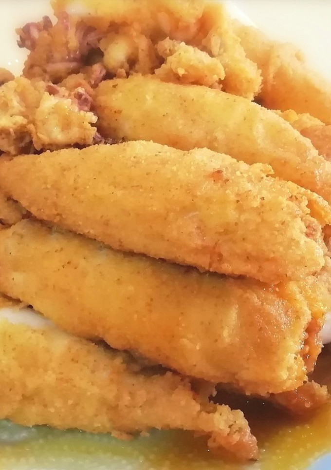 Una foto de Calamares empanados y fritos, rellenos de gambas