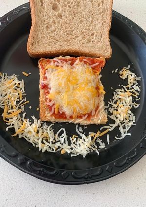 બ્રેડ પીઝા (Bread Pizza Recipe In Gujarati) રેસીપી મુખ્ય ફોટો