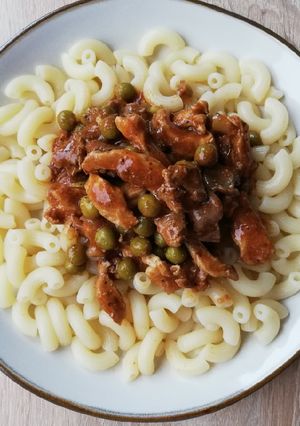 Egyszerű zöldborsós májas csirkepörkölt recept fotója