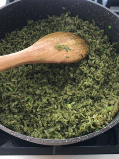 Una foto de Arroz de espinacas con pistacho