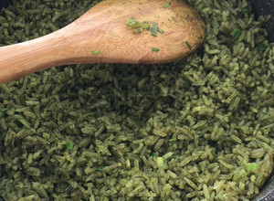 Una foto de Arroz de espinacas con pistacho