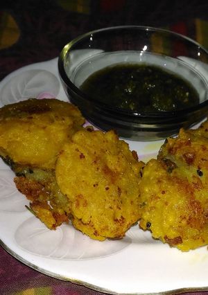 A picture of Aloo matar bonda.