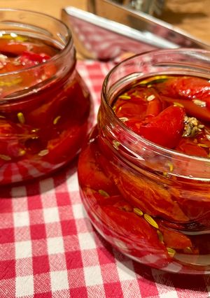 Une photo de Tomates de cerise à l’huile d’olive et graines de fenouil