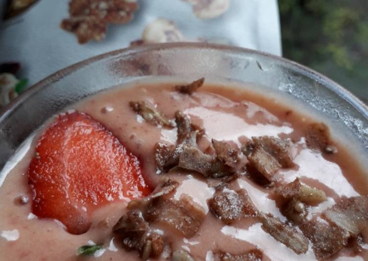 Resep Strawberry Banana Smoothies topping Coconut Clusters yang Enak
