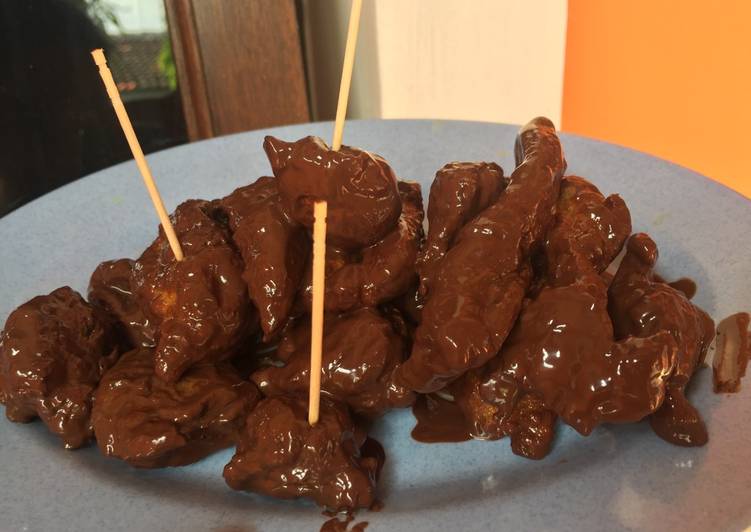 Sus goreng disiram coklat. Simpel banget. Curossssss