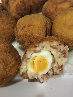 Una foto de Croquetas ibéricas con huevo de codorniz