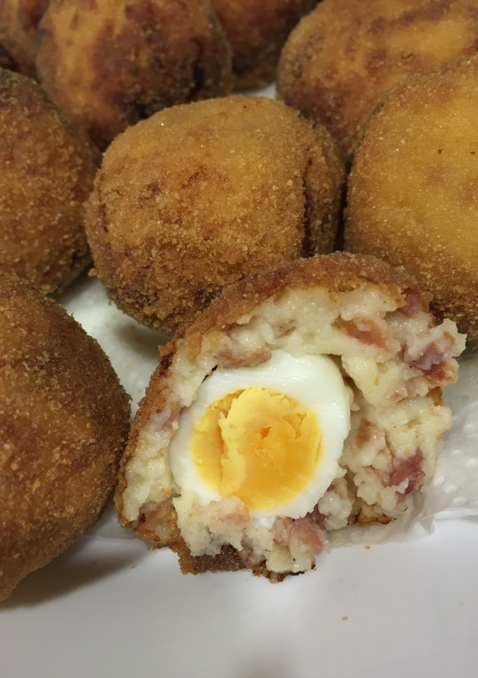 Una foto de Croquetas ibéricas con huevo de codorniz