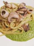 Spaghetti quadrati con moscardini su crema di piselli