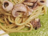 Spaghetti quadrati con moscardini su crema di piselli