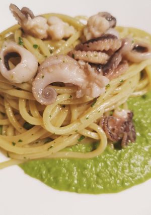 Foto di Spaghetti quadrati con moscardini su crema di piselli