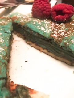 Una foto de Mille crepe azul con crema de avellanas