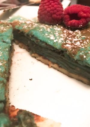 Una foto de Mille crepe azul con crema de avellanas