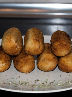 Una foto de Croquetas de jamón serrano y pollo