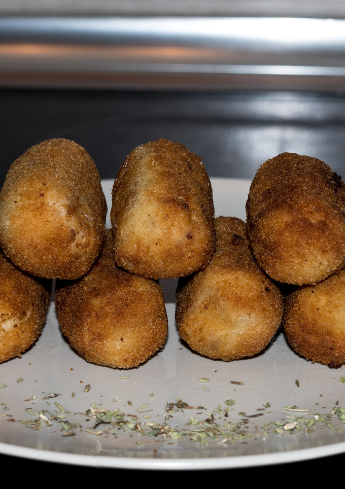 Una foto de Croquetas de jamón serrano y pollo