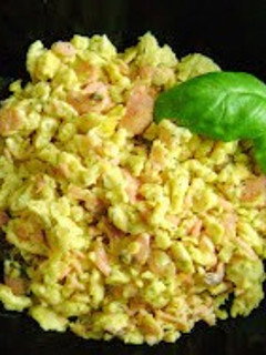 Una foto de Huevos Trufados en revuelto con Salmón Ahumado