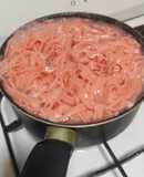 Fideos al huevo color rosa