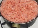 Fideos al huevo color rosa
