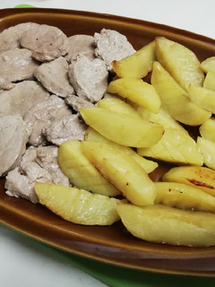 Una foto de Medallones de solomillo con patatas gajo horneadas