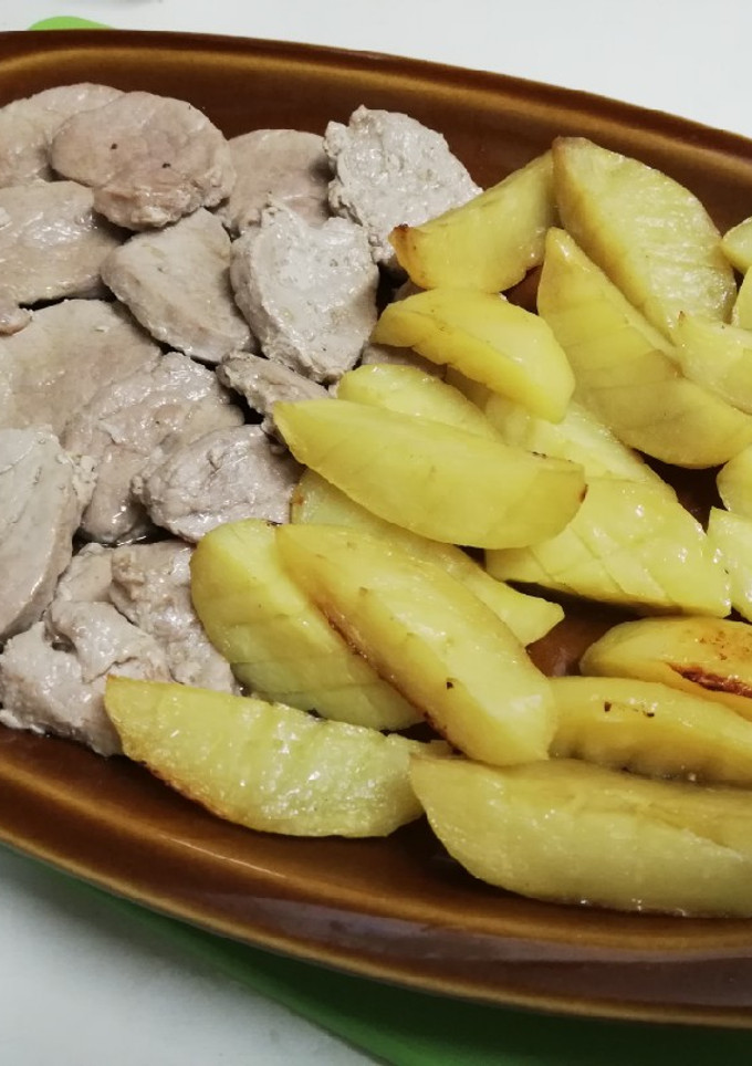 Una foto de Medallones de solomillo con patatas gajo horneadas